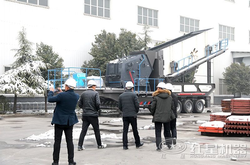 車載流動碎石機(jī)廠家價格實惠，客戶現(xiàn)場參觀